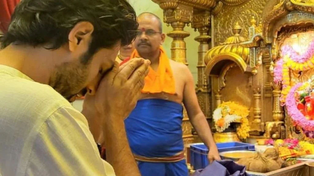 Kartik Aaryan visits Siddhivinayak Temple on his birthday
