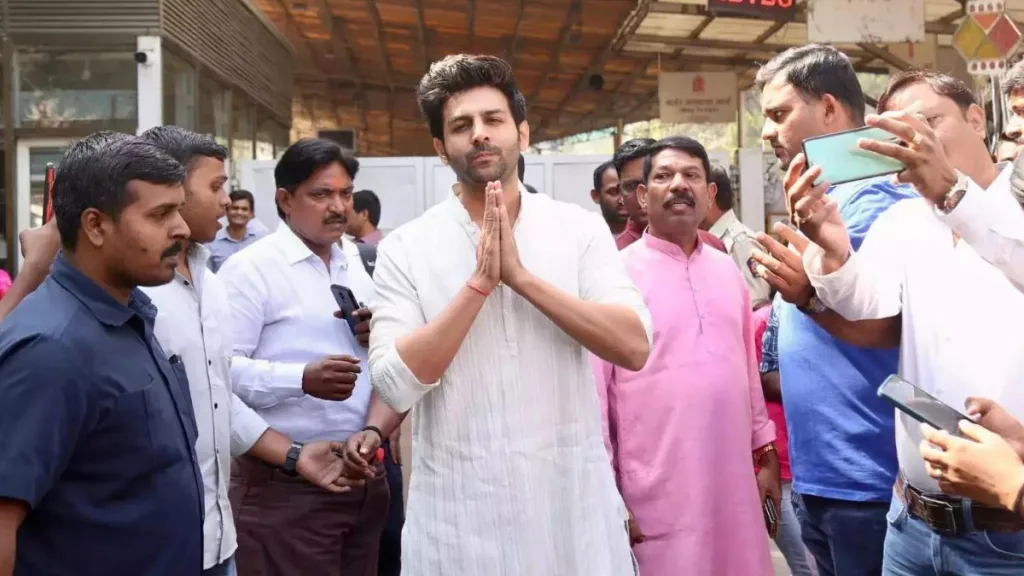 Kartik Aaryan visits Siddhivinayak Temple on his birthday