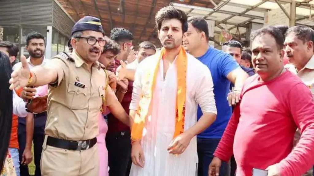 Kartik Aaryan visits Siddhivinayak Temple on his birthday