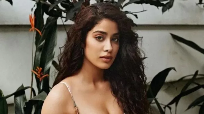 Janhvi Kapoor went out to have dinner wearing a very short dress, eyes were fixed on seeing the cut