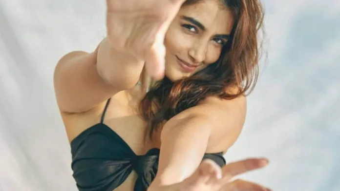 Pooja Hegde arrived in the party wearing such clothes, the dress slipped from the front and became a victim of Oops Moment. watch video