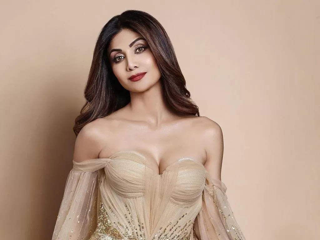 Shilpa Shetty looked stylish in a green wrap unique dress, people’s eyes fixed on her legs